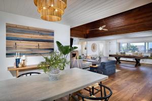 een woonkamer met een tafel en een pooltafel bij Family Beach house in Carlsbad