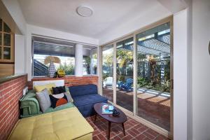 ein Wohnzimmer mit einem blauen Sofa und einem Tisch in der Unterkunft Family Beach house in Carlsbad