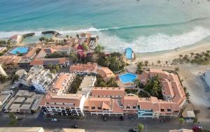 una vista aérea de un complejo situado junto a la playa en Porto Antigo 2- lovely studio 32, en Santa Maria