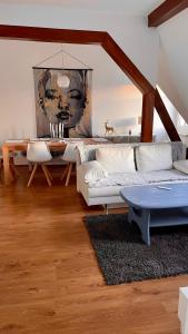ein Wohnzimmer mit einem weißen Sofa und einem Tisch in der Unterkunft Dresden City in Dresden