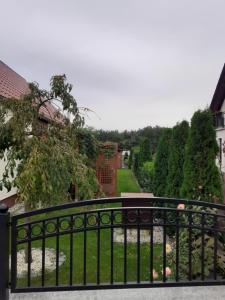 ein schwarzer Zaun mit Garten im Hintergrund in der Unterkunft Noclegi Dobrzeń Wielki in Dobrzeń Wielki