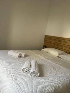 two towels on a bed in a bedroom at PÉROLA DO BOCAGE - no coração de Setúbal in Setúbal