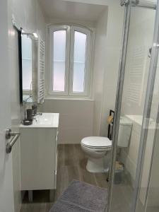 a bathroom with a toilet and a sink and a shower at PÉROLA DO BOCAGE - no coração de Setúbal in Setúbal +17 photos