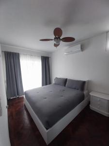 una camera con letto e ventilatore a soffitto di Villa Supranee 1 a Câmara de Lobos
