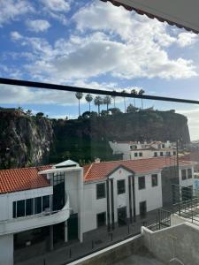 vista dal tetto di un edificio con una montagna sullo sfondo di Villa Supranee 1 a Câmara de Lobos