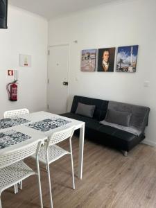 a living room with a couch and a table at PÉROLA DO BOCAGE - no coração de Setúbal in Setúbal