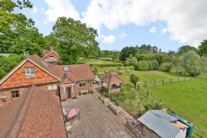 an aerial view of a house with a yard at Prestwick Oak - 2 Kingsize Ensuite - Openplan Contemporary - Rural - Garden in Chiddingfold