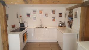 Kuchyň nebo kuchyňský kout v ubytování Prestwick Oak - 2 Kingsize Ensuite - Openplan Contemporary - Rural - Garden + 14 fotografií