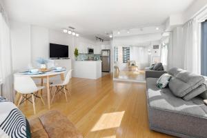 uma sala de estar com um sofá e uma mesa em Modern 2-Bedroom Condo w Floor to Ceiling Windows em Toronto