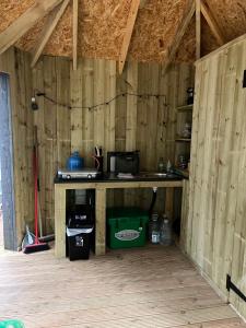 Pokój z ladą w drewnianym budynku w obiekcie Hagrids Hut - Off grid Cabin - no electricity or running water w mieście Munlochy
