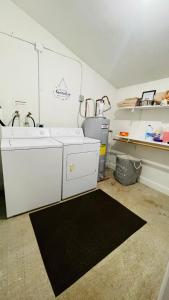 pralnia z umywalką i czarnym dywanem w obiekcie Shotgun House w mieście Silverton
