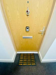 eine gelbe Tür in einem Zimmer mit einer Treppe in der Unterkunft North Kelvin Guest House in Glasgow