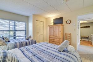 1 dormitorio con 2 camas y TV de pantalla plana en Lake Harmony Condo with Big Boulder Lake Views, en Lake Harmony