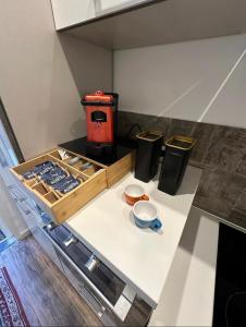 una vista dall'alto di una cucina con una macchina per il caffè di Etna charme apartment a Catania