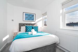 Un dormitorio con una cama grande y una ventana en Five Bedroom & Five Bathroom House - Netflix - WIFI - Garden - Off-Street - Parking 376M, en Birmingham