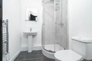 O baie la Five Bedroom & Five Bathroom House - Netflix - WIFI - Garden - Off-Street - Parking 376M