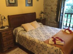 1 dormitorio con 1 cama con 2 regalos en Casa Lula 1 Pendueles LLanes, en Llanes