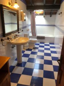 baño con suelo de color azul y blanco a cuadros en Casa Lula 1 Pendueles LLanes, en Llanes