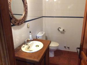 y baño con lavabo, aseo y espejo. en Casa Lula 1 Pendueles LLanes, en Llanes