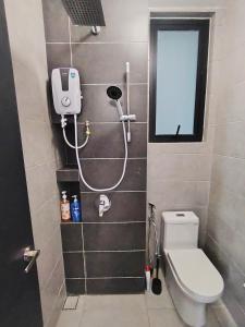 ein Bad mit Dusche, WC und Fenster in der Unterkunft Sweet Stay in Jelutong