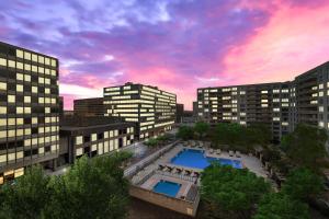 アーリントンにあるDC Luxury Apartment Near Metroの2つのプールと建物のある街の景色を望めます。