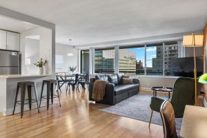 cocina y sala de estar con sofá y mesa en DC Luxury Apartment Near Metro en Arlington