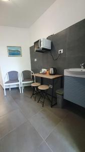 - une cuisine avec une table, des chaises et un évier dans l'établissement Corinna family, à Casal Palocco