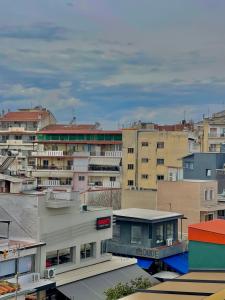 - une vue sur les toits de la ville et les bâtiments dans l'établissement Sunny apartment 1, à Serres