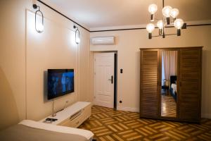 TV a/nebo společenská místnost v ubytování Apartament Wspomnień