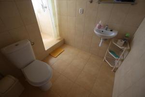 een kleine badkamer met een toilet en een wastafel bij Dom Wypoczynkowy Anna in Kołobrzeg