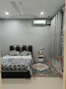 1 dormitorio con 1 cama y ventilador de techo en JRC Homestay Kerteh en Kampong Kemaman