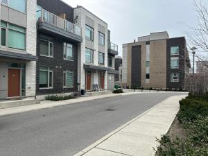 Une rue vide devant certains bâtiments dans l'établissement The Tranquil Retreat, à Toronto