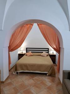 una camera con un letto e un soffitto a volta di Marosi a Pantelleria