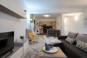 a living room with a couch and a table at LA88 Sweet Home in San Ġwann