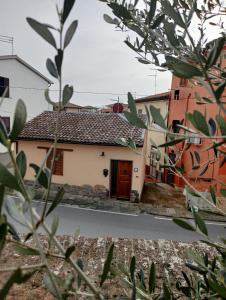 a house in the middle of a street at Piccola casetta toscana in Pisa