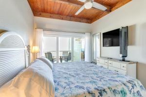 een slaapkamer met een bed, een tv en een raam bij Lovely Indian Shores Condo with Beach Access! in Clearwater Beach