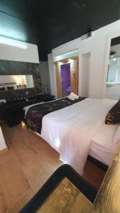 una camera d'albergo con 2 letti e una scrivania di Corinna family a Casal Palocco