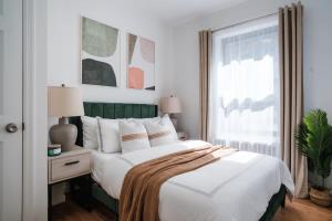 纽约74-4A 2BR 2baths in Prime Upper West Side w d GYM的一间带大床和窗户的卧室