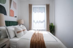74-4A 2BR 2baths in Prime Upper West Side w d GYM客房内的一张或多张床位