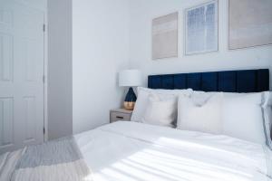 74-4A 2BR 2baths in Prime Upper West Side w d GYM客房内的一张或多张床位