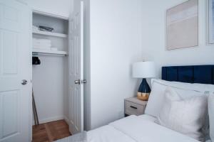 74-4A 2BR 2baths in Prime Upper West Side w d GYM客房内的一张或多张床位