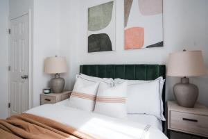 74-4A 2BR 2baths in Prime Upper West Side w d GYM客房内的一张或多张床位