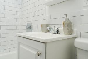 纽约74-4A 2BR 2baths in Prime Upper West Side w d GYM的带水槽和马桶的白色浴室 更多37张照片