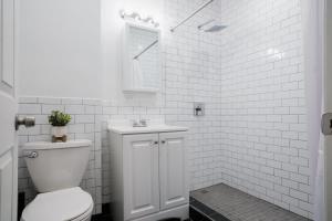 74-4A 2BR 2baths in Prime Upper West Side w d GYM的一间浴室
