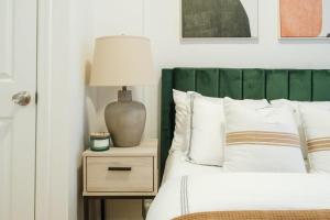 74-4A 2BR 2baths in Prime Upper West Side w d GYM客房内的一张或多张床位