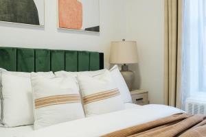 74-4A 2BR 2baths in Prime Upper West Side w d GYM客房内的一张或多张床位