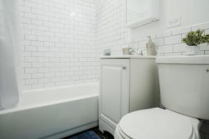 74-4A 2BR 2baths in Prime Upper West Side w d GYM的一间浴室