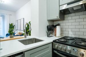 74-4A 2BR 2baths in Prime Upper West Side w d GYM的厨房或小厨房