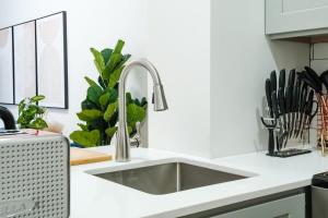 纽约74-4A 2BR 2baths in Prime Upper West Side w d GYM的带水槽和柜台的白色厨房