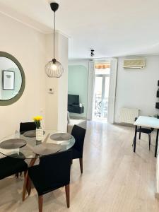 a living room with a dining table and chairs at Casa Únic - Moderno Alojamiento en Ruzafa in Valencia